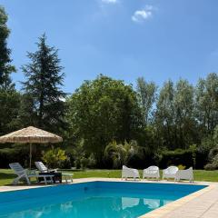 Appartement familial au bord de la Marne, jardin tropical , piscine, tennis, terrasse, parking gratuit proche Disneyland