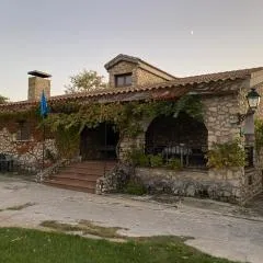 Casa Rural con chimenea, barbacoa, piscina y vistas al río