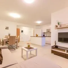 Geräumige Wohnung Mit Zwei Schlafzimmern In Pula