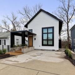 Modern Amenities Downtown - Raleigh Craftsman