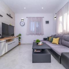 Holiday Home Bra uta- Two Bedroom Holiday Home with Pool