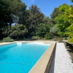 Le mazet en été en garrigue nimoise et parking