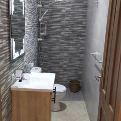 شقة مفروشة 3 غرف حمامين مطبخ وصالون