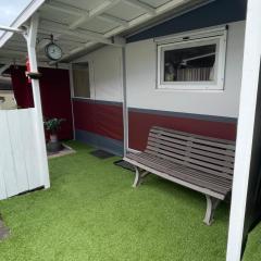 Campingplatz Wohnwagen mit Vorzelt