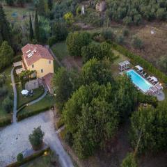 Farmhouse in Lucca with Scenic Views