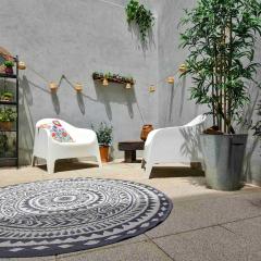 Flores'Old Town - Elegant studio with roomy patio