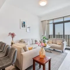 3BR Elegant Haven with Gym, Pool and 2 Parking Spaces