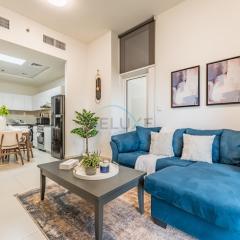 Pool View 1BR with Spacious Balcony, Short Drive to Downtown, Binghatti Gateway, Al Jaddaf by Deluxe Holiday Homes