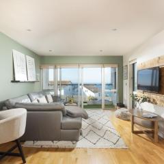 6 The Point - Walk to Newquay's Beaches - Free WiFi and Parking