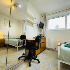 Spacious double bedroom with private bathroom private bathroom and and a new quality mattress in London Canary Wharf for short stay or long let near O2 and Excel Exhibition centre and easy to reach from all airports in around London