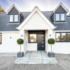 NEW! Stunning & Modern 5 bedroom home with Parking & Garden - Excellent Location!