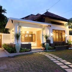 Entire Heritage Villa Family friendly in the Center of Yogya with Swimming Pool - Up to 9 people