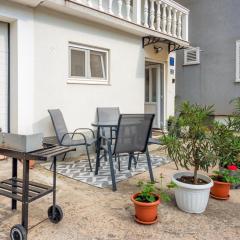 Split Private House - Terrace, Free Parking & Comfort