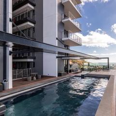 Outdoor pool Apartment, Gym, Bar & views