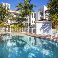 Spacious Ground Floor Retreat by Burleigh Beach