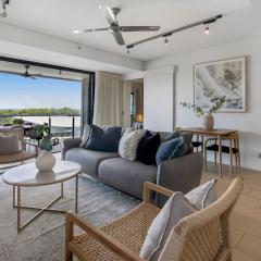 Charming Waterfront Lagoon Views & Restaurants