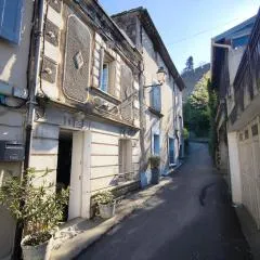 Maison des Remparts nichée sous la Cité