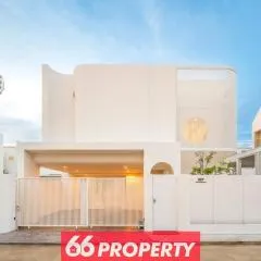 Modern 4 BR Home - Walk to Shopping and Supermarket
