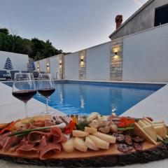Apartment Casa Lumina - 5 minutes to the airport and centar all private