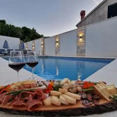 Apartment Casa Lumina - 5 minutes to the airport and centar all private