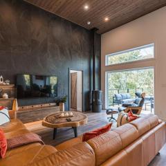 Mountain Retreat with Sauna, Hot Tub & Scenic Escape