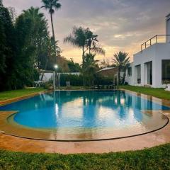 Modern house Big Pool Best location10 min to Beach