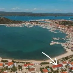 Beach apartment Ana - Wake up to the sea, balcony, terrace, garden & parking, Murter - Dalmatia