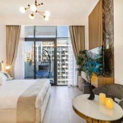 Stylish Bright Studio with Balcony & Cozy Escape