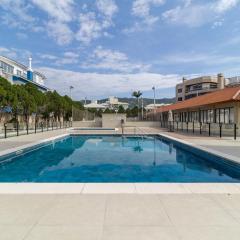 Apto com sacada 200m da praia - Ingleses VIN202