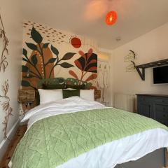 Seaweed Suite, secluded seaside stay with garden view