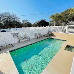 Bright cozy duplex unit with a pool B