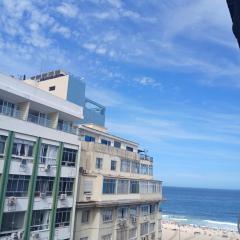 Quarto e sala com varanda