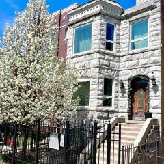 The Banksy-Free Parking -4 bedroom w King bed- Firepit Rooftop near United Center