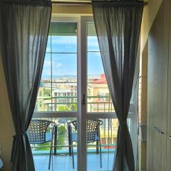 Golden Hermes, Studio z basenem