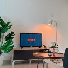 32 - Arty & Peaceful de suite at Mount Austin, JB