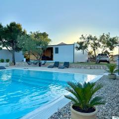 Mobile Home Aura, Village Twins