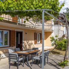 2 Bedroom Beautiful Home In Grizane