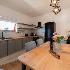 Seafront apartment Elona