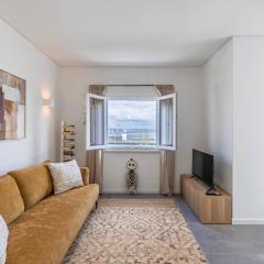 176 - Charming Riverview Apartment