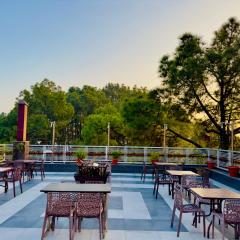 Hotel Pearl Grand White near VOLVO BUS STAND #private parking #AC ROOMS #in city centre