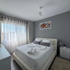 Lori's Seaside Modern Apartment