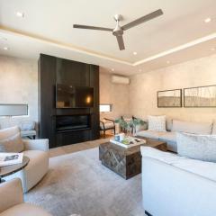 Luxury Townhome with Spectacular Views. Private Hot Tub & Walking Distance to Main Street -