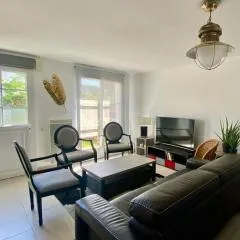 Maison rénovée proche du bourg avec terrasse et jardin - FR-1-813-26