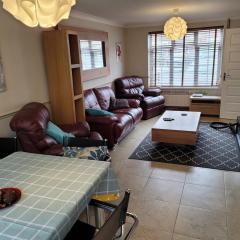 The Holbein Three bedroom home near tilgate park private parking and garden