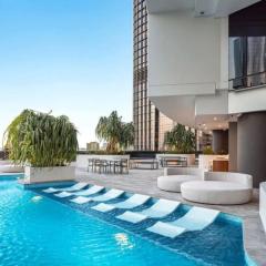 Stylish Brisbane Apartment with Pool, Sauna and Gym