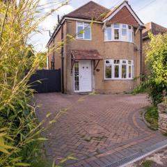 Stylish 3-Bedroom House with big Garden & Parking