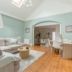 Stylish 2BR Steps from Windsor Castle and High St