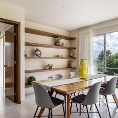 Near airport, 2 bedrooms, 4 guests, pool!