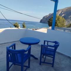 WHITE & BLUE Kamari