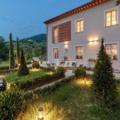 Villa in Lucca with Jacuzzi and Wine Tours